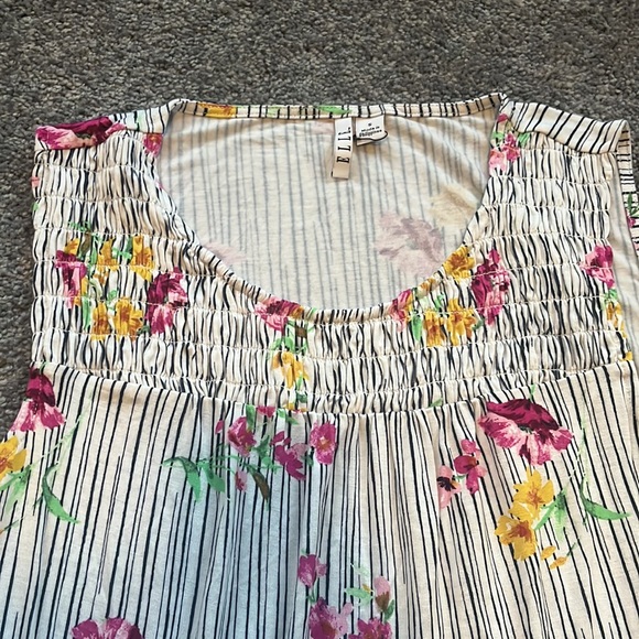 Elle Stretch Tanktop - Picture 2 of 4